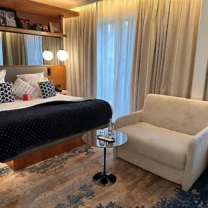 Hotel Card, Parigi